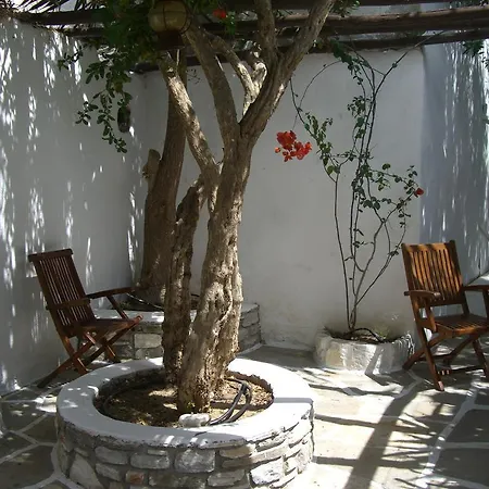 Spiti Valia Naousa (Paros)